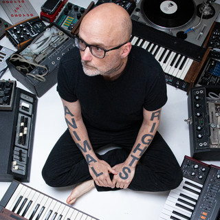Moby: Plak Şirketlerinin Reddettiği “Play”, 12 Milyon Sattı